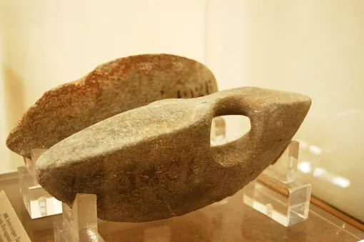 В Национальном археологическом музее в Афинах можно увидеть такие снаряды античных времен. Эти прообразы современных гантелей использовались не только во время силовых тренировок, но и в качестве инструмента для импульса во время греческих прыжков в длину.