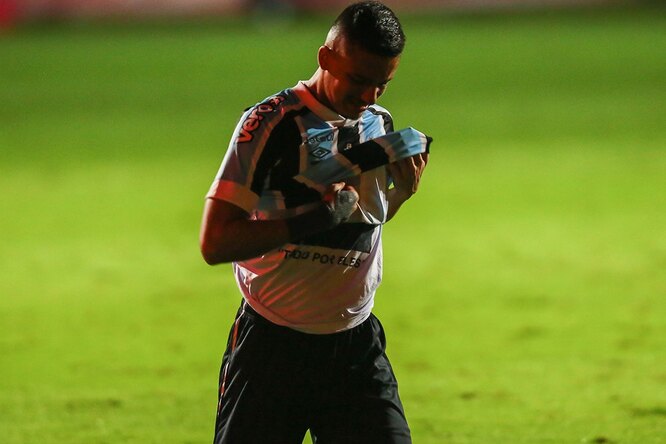 Бразильский футболист пересек поле на коленях