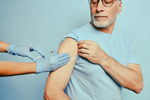 Что делать, если после прививки болит рука в месте укола