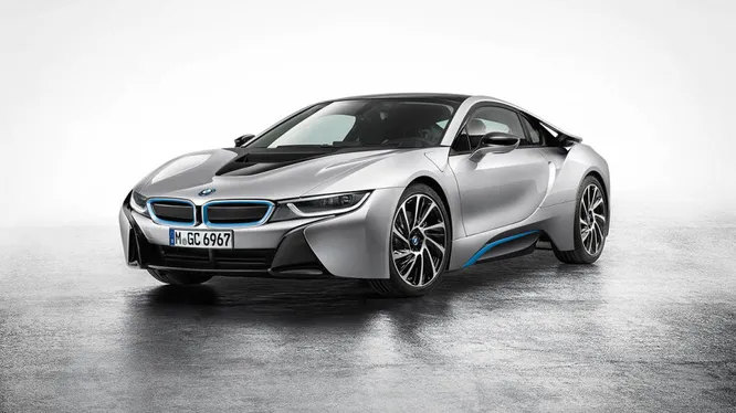 2014 BMW i8. Этот гибрид максимально приблизился к тому, чтобы быть суперкаром, формально им при этом не являясь. Пропорции позаимствованы у потрясающего BMW M1 1970 года выпуска пришлось прождать 30 лет, пока мир их оценил.