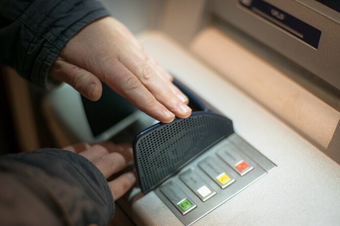 Как защитить себя от мошенников при съеме денег в банкомате