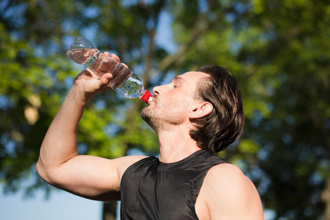Вода увеличивает скорость сжигания калорий: эта и еще 5 причин, как H2O поможет вам в снижении веса