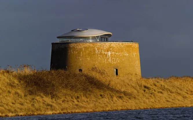 Martello Tower Y. Когда-то эта оборонная башня времён Наполеоновских войн, построенная в 1808 году в британском Суффолке, служила защитным целям. Но сегодня ателье Piercy Company переоборудовало в частный дом.