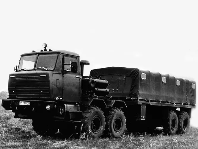 1982 год, КрАЗ ЧР-3120. Военная разработка в рамках проекта «Открытие». Буквы «ЧР» обозначают «чертёж разовый», то есть это по сути ходовой макет. В производство автомобиль не пошёл из-за дороговизны и сложности технических решений.