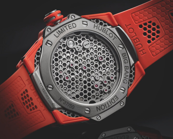 Часы, разработанные Россом и Hublot, являются настоящей скульптурой на запястье. Их нестандартная форма и изысканные детали делают каждую модель уникальной и неповторимой. Коллекция представлена в различных цветах, позволяя каждому найти идеальный вариант, отражающий его индивидуальность и стиль. Saga Evening Blend, Hugo Midnight Blend и Ray Morning Blend - это лишь некоторые из моделей, которые придутся по вкусу как ценителям традиционных часов, так и сторонникам смелых и экстравагантных дизайнерских решений.
