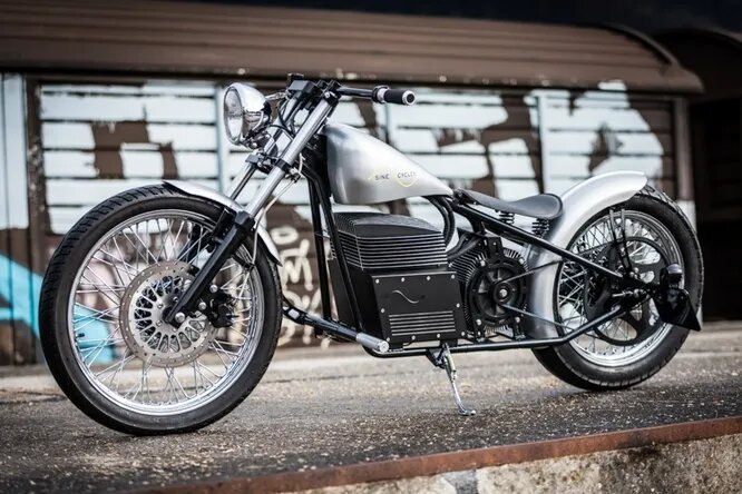 SineCycles. Это не совсем кастом, просто мелкосерийное производство. Единственная модель швейцарской компании представлена в 2016 году и отличается тем, что она полностью электрическая. Бензобак это имитация, внутри электрооборудование. Но красиво, не правда ли?