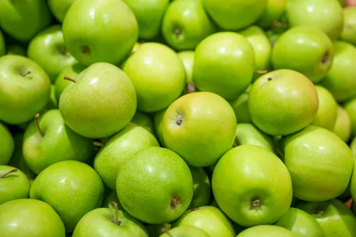 Если съедать несколько яблок в день, то вы сможете поддерживать метаболизм в хорошем состоянии. Именно поэтому они часто включаются в состав различных диет.