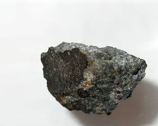 Осколок кашинского метеорита из метеоритной коллекции Российской Академии Наук