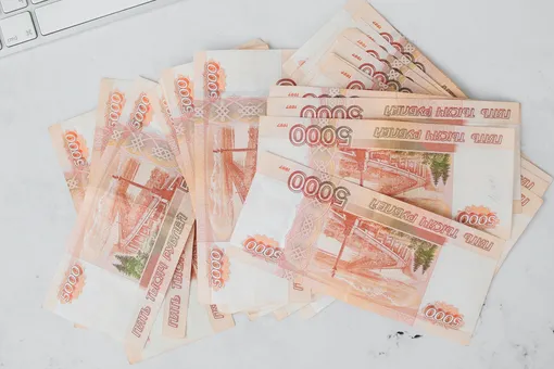 Мошенники начали заставлять россиян выбрасывать деньги из окна