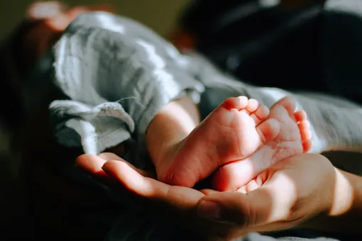 В России внедряют программы для мужчин, которые должны повысить рождаемость: их будут учить ответственному отцовству