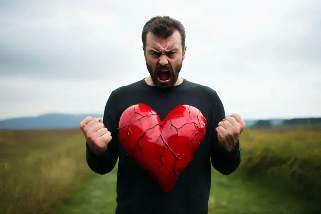 Нескольких минут гнева достаточно, чтобы увеличить риск сердечного приступа: пугающие результаты исследования