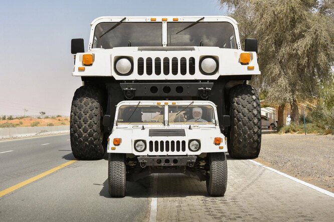 Арабский шейх построил Hummer размером с четырехэтажный дом: вы не поверите, что еще есть у него в гараже Арабский шейх построил Hummer размером с четырехэтажный дом: вы не поверите, что еще есть у него в гараже