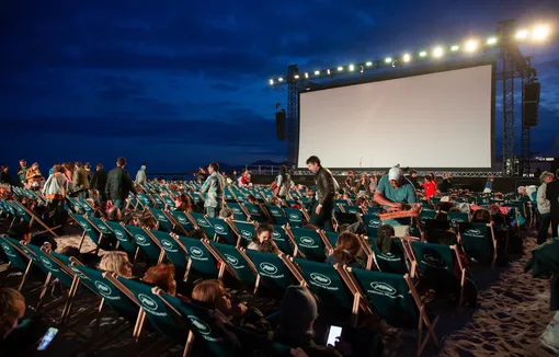 На Каннском кинофестивале проводятся показы киноклассики — прямо на пляже!