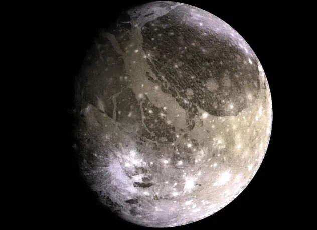 Ганимед. Крупнейший спутник не только Юпитера, но и вообще любой планеты всей солнечной системы. Под его поверхностью, разумеется, подозревают наличие жидкой воды. Ганимед - единственная из всех лун, которая обладает собственным магнитным полем, а также тонкой кислородной атмосферой. В 2022 ЕКА планирует запустить миссию по исследованию Ганимеда, Каллисто и Европы, из которых именно Ганимед наиболее подходит для колонии.