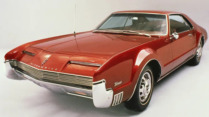 1966 Oldsmobile Toronado. Ни одно авто с передним приводом ни до, ни после этого не могло сказать «катись к дьяволу» более красноречиво.