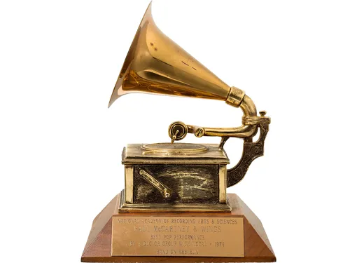 Одна из наград Грэмми, полученная Полом Маккартни в составе группы The Wings в 1974 г.