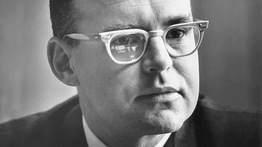 Закон Мура в действии. В процессе разработки микропроцессоров, содержащих один миллиард транзисторов, Intel уменьшила величину так, что теперь на булавочной головке могут разместиться 200 млн транзисторов.