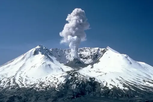 Почему самый опасный вулкан США ведет себя так странно?