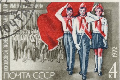 Зачем советские пионеры носили красный треугольный галстук? Ответить сможет только тот, кто сам жил в СССР