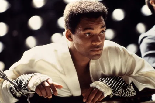 В фильме «Али» Уилл Смит сыграл известнейшего боксера Мохаммеда Али. Изначально актер отказался от роли, но спортсмен уверил Смита, что тот находится в хорошей форме. Гонорар актера за фильм составил $20 000 000. Получается, тренировки Уилла Смита не прошли даром.