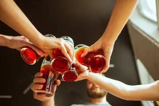 Как долго алкоголь остается в организме: проверьте, знали ли вы этот факт