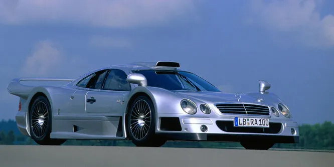 1999 год, Mercedes-Benz CLK GTR. Скорее гоночная, чем дорожная, эта модель выдавала чудовищные 604 л.с. и была занесена в Книгу рекордов Гиннесса как самый дорогой в мире серийный автомобиль - на тот момент стоимость CLK GTR достигала $1 547 620.