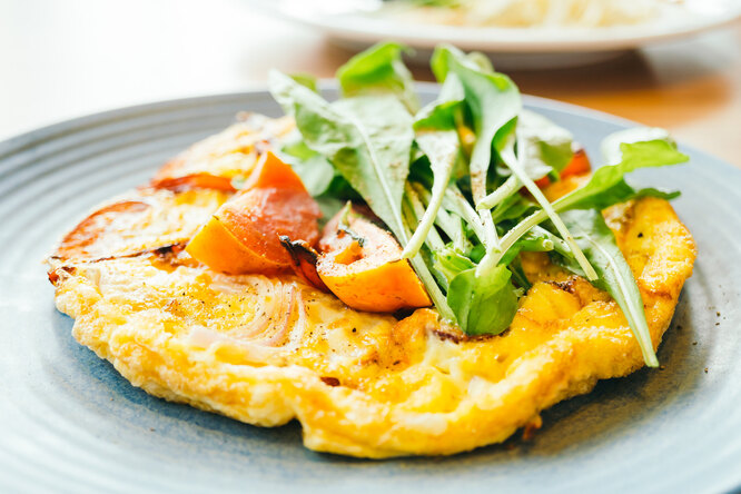 Сырный омлет с тунцом: быстрый, вкусный и питательный завтрак