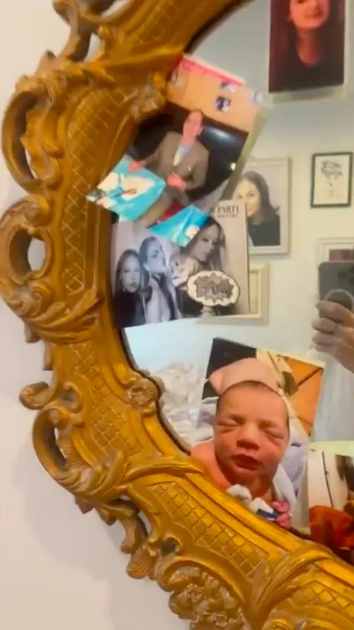 Зеркало с фотографиями умерших друзей и новорожденного ребенка