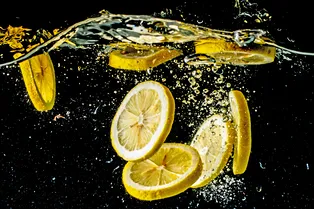 Говорят, что вода с лимоном полезна для вашего здоровья. Так ли это на самом деле?