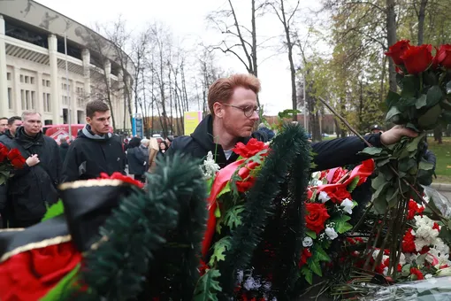 Тренер «Спартака» Гильермо Абаскаль возложил цветы к памятнику погибшим