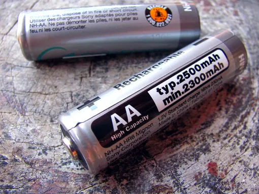 Пальчиковые батарейки способны зарядить телефон