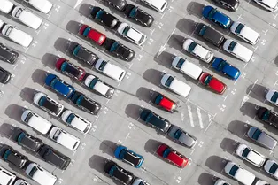 Что делать, если чужая машина не дает выехать с парковки: штрафы и эвакуация
