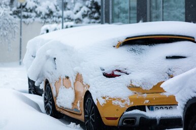 В Москве появились профессиональные откапыватели машин от снега