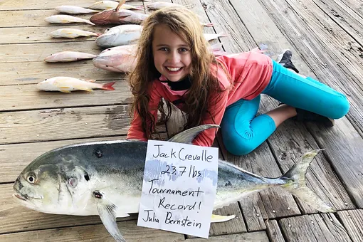 Американская школьница установила два рекорда за день: она выловила двух крупных рыб