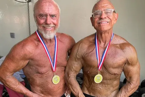 Как тренируется 72-летний бодибилдер, победивший возраст: посмотрите на его невероятную форму и большие мускулы