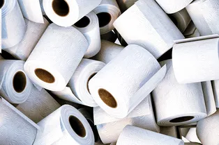 «Я съедаю до четырех рулонов в день»: женщина рассказала о своем пристрастии к поеданию туалетной бумаги