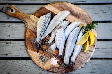 Как быстро почистить рыбу и не испачкать всю кухню?