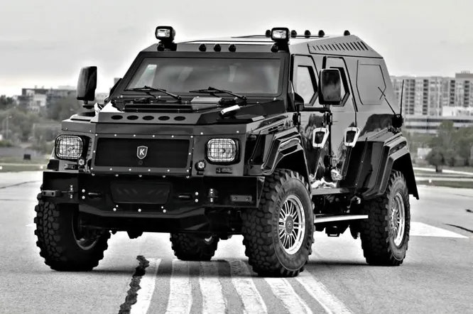 Knight. Пожалуй, наиболее известная канадская марка (только никто не знает, что она канадская). Компания Conquest Vehicles с 2008 года производит сверхдорогие люксовые бронированные внедорожники ручной сборки, самая известная модель (на фото) - Knight XV.
