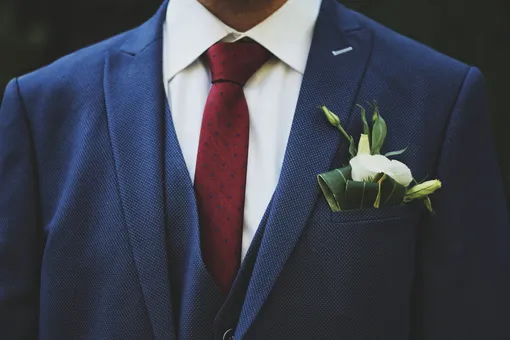 Если вы предпочитаете спокойные цвета и классические фасоны, но хотите быть в тренде, попробуйте носить галстук в оттенке Viva Magenta