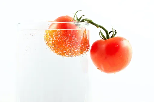 Почему томатный сок в самолете кажется вкуснее: ученые нашли ответ