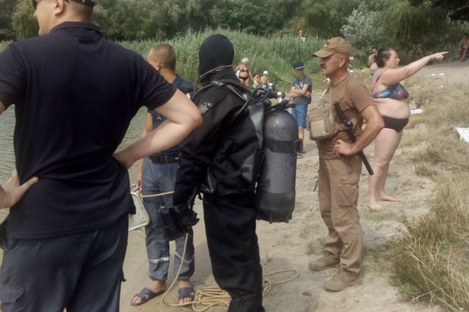 Казус дня: спасатели с водолазами два часа искали в озере женщину, стоявшую у них за спиной