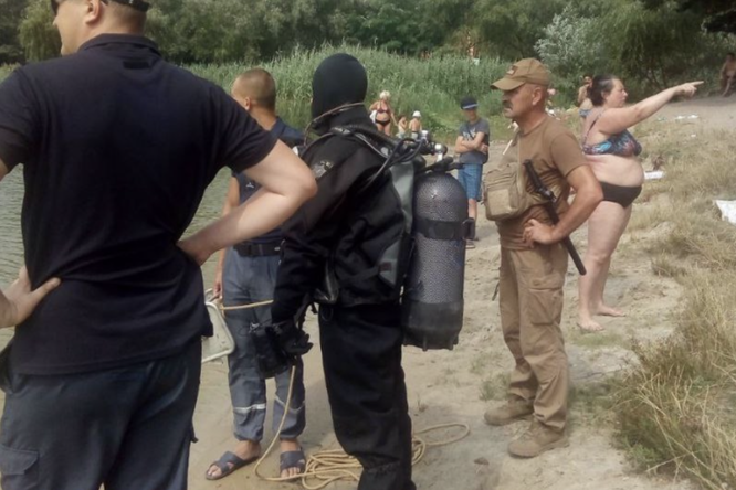 Казус дня: спасатели с водолазами два часа искали в озере женщину, стоявшую у них за спиной Казус дня: спасатели с водолазами два часа искали в озере женщину, стоявшую у них за спиной