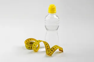 Почему вода из пластиковых бутылок делает нас толстыми: исследование ученых, которое вас удивит