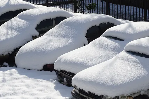 Как избежать парковки на газоне и в других запрещенных местах, если под снегом не видно разметки?