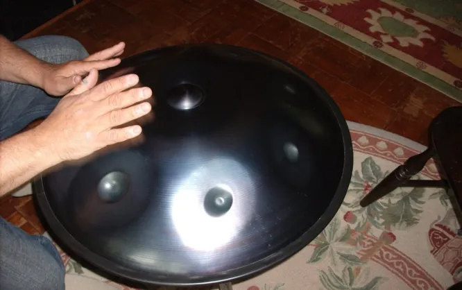Ханг - ударный инструмент, отдалённо напоминающий НЛО. Он состоит из двух металлических полусфер и был разработан в 2000 году в Швейцарии. Из него можно извлекать звуки кончиками пальцев, большими пальцами или основанием кисти.