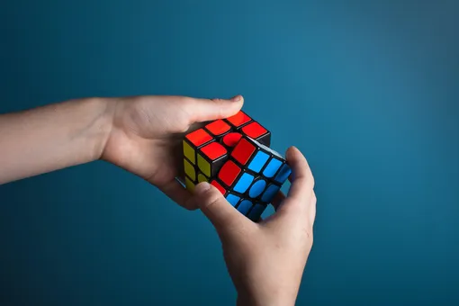 Мужчина собрал кубик Рубика всего за 3 секунды и установил мировой рекорд: в это невозможно поверить