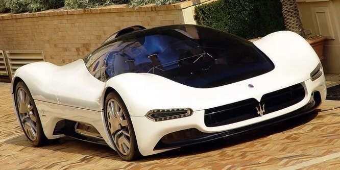 Maserati Birdcage прототип 2005 года от Maseratti, вдохновлённый гоночным авто Maserati Tipo 63. Он был оборудован 6-литровым двигателем V12, выдающим более 700 л.с. Одной из особенностей дизайна было полное отсутствие дверей в машину полагалось забираться сверху, откинув стеклянную крышу.