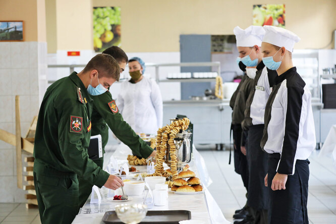 Ближе к кухне: чем отличался обед в советской армии от современной российской? Ближе к кухне: чем отличался обед в советской армии от современной российской?