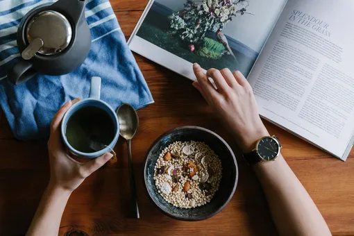 Эксперты в нейробиологии назвали идеальный распорядок дня: когда вставать, завтракать и пить кофе для долголетия?