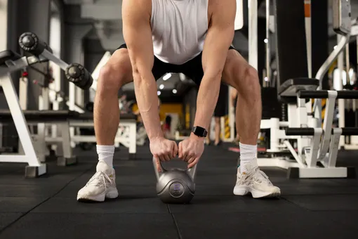 Тренировка с гирями на все тело: 5 упражнений, от которых мышцы будут гореть